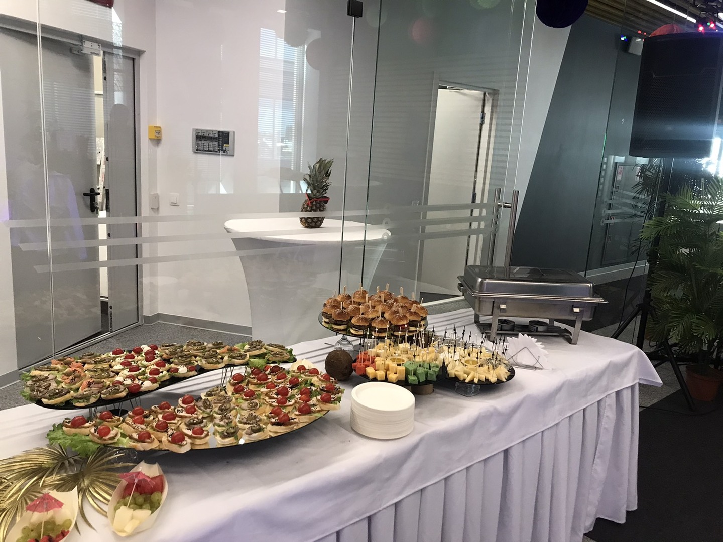 Фуршетный стол с закусками для делового мероприятия